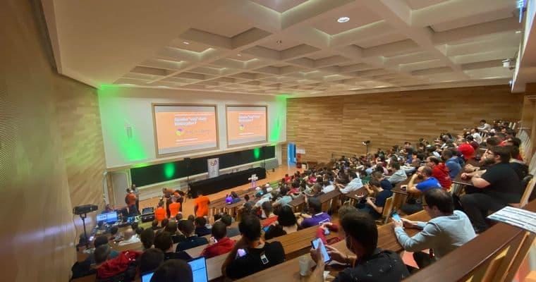 Conférence BreizhCamp - Salle plénière avec participants